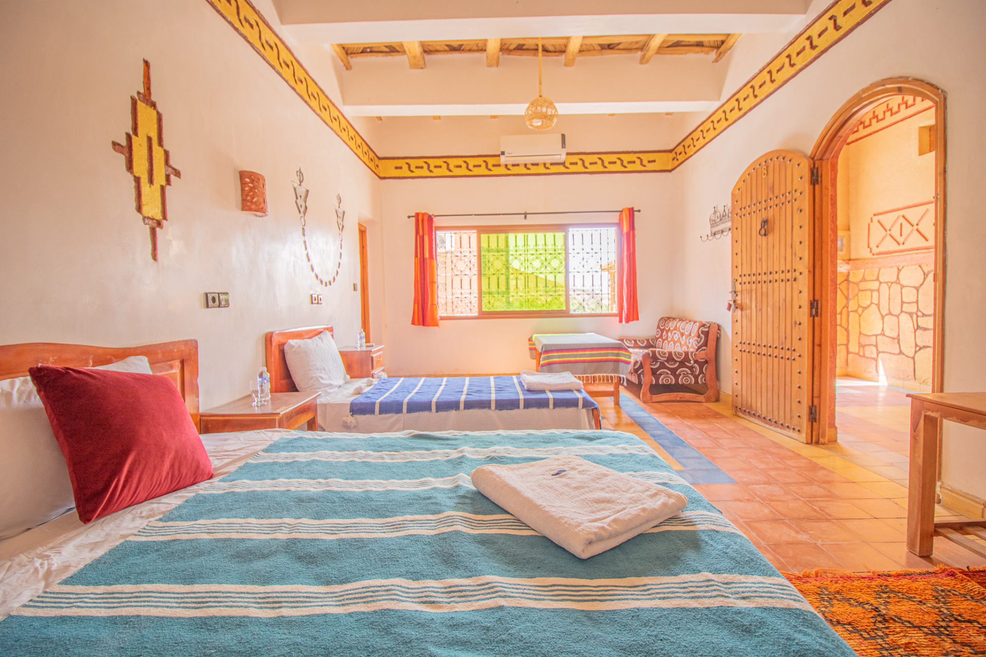 Quadruple Room at Hotel Awayou Valée Rose — photograph 2 of 3